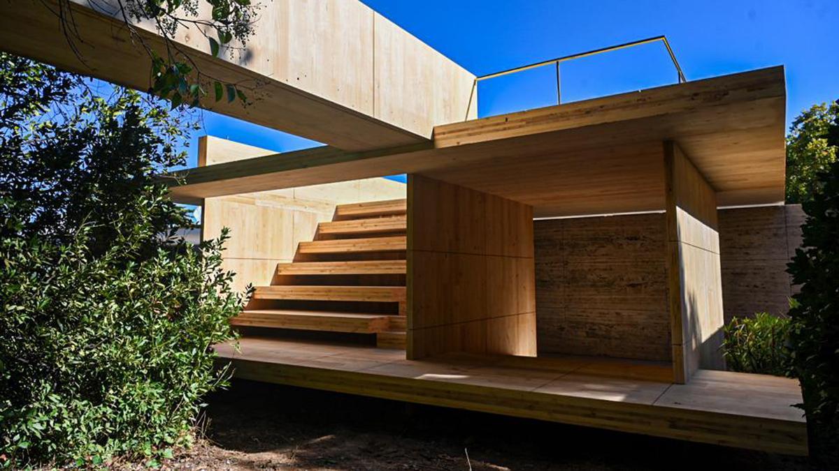 ‘Mass is More’, la nueva instalación que transforma el Pabellón Mies Van der Rohe para mostrar la innovación de la construcción con madera