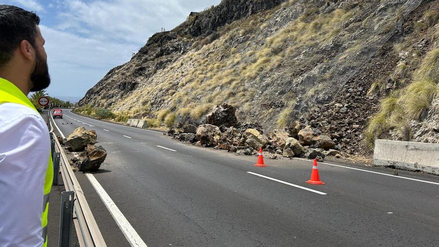 Un semáforo regula el paso al aeropuerto de La Palma tras el último desprendimiento