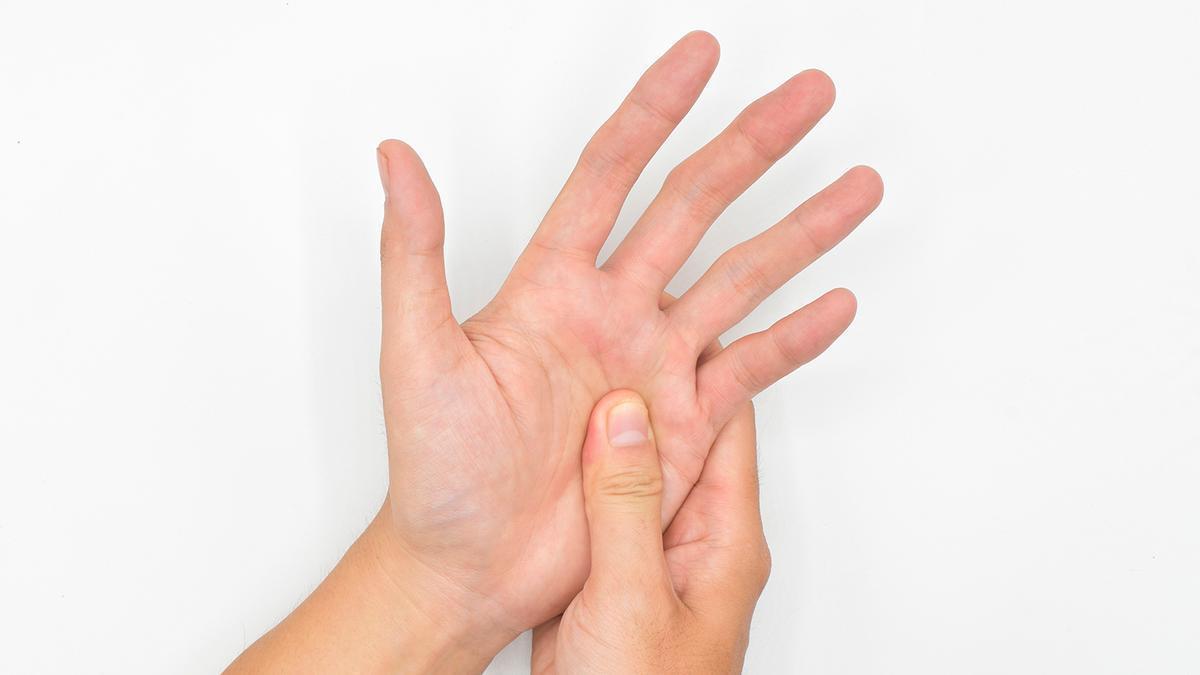 Masajear el dedo 60 segundos: el gesto que debes cada noche hacer antes de acostarte (verás lo que le pasa a tu cuerpo).