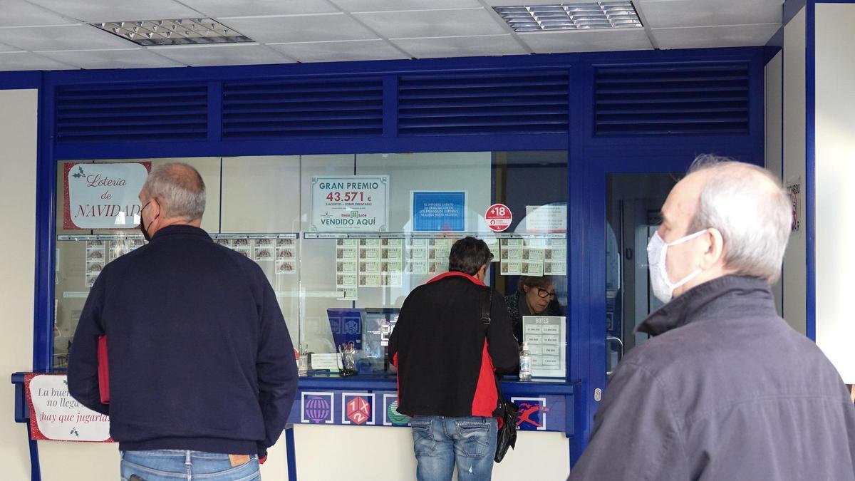 Colas en una administración de lotería.