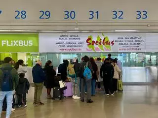 Colas en la estación de autobuses de Madrid por la catástrofe ferroviaria de Córdoba: "Estamos desesperados, sólo queremos llegar a casa"