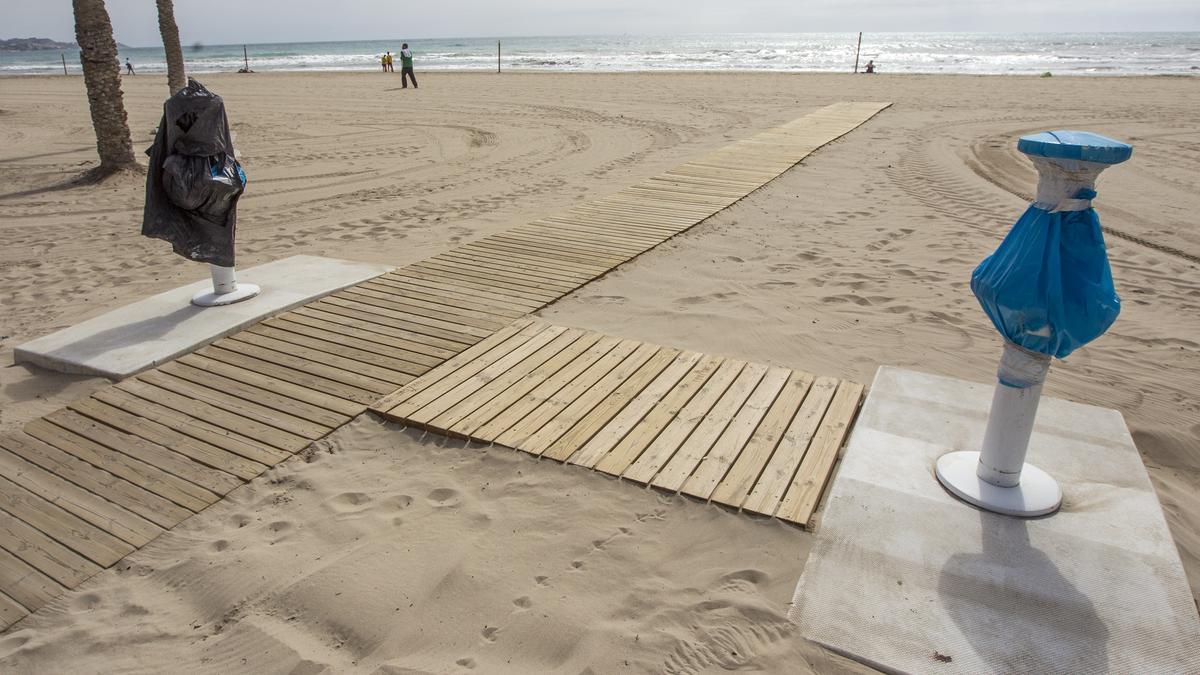 El SAMU asiste a un hombre herido al ser agredido en la playa El Postiguet de Alicante.