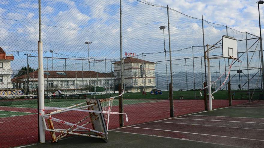 La cancha de baloncesto del keniata con la canasta en el suelo precintada.