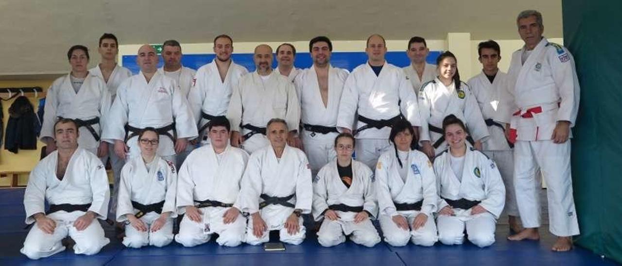 Los participantes en el seminario de arbitraje de la Federación Asturiana de Judo.