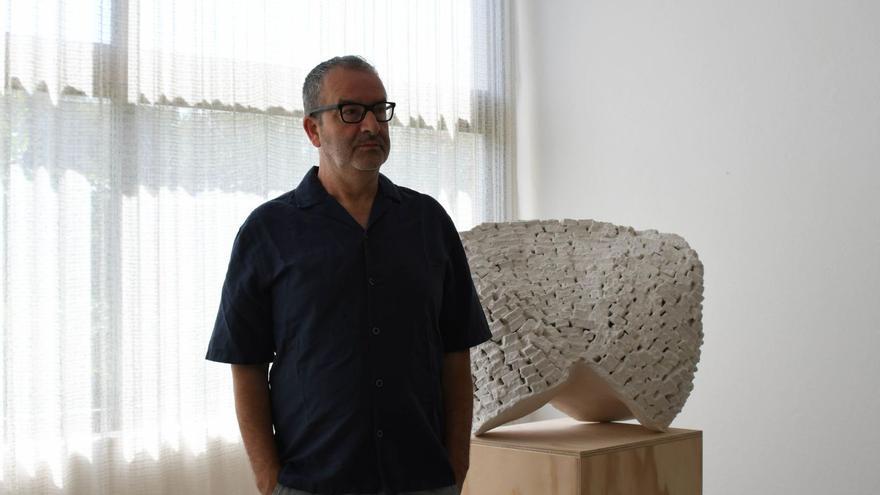 El escultor mallorquín Joan Cortés, en Ibiza: «Busco más la forma que el concepto»