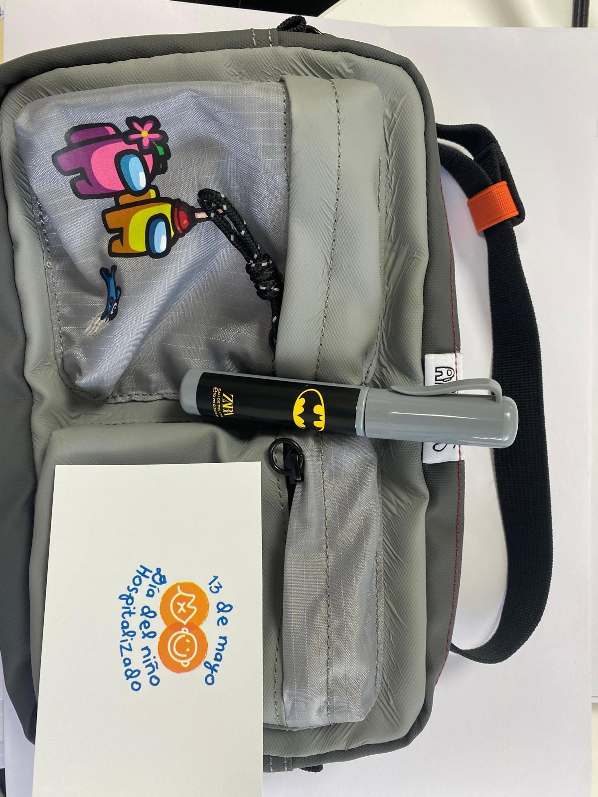Una mochila de los regalos del Día del Niño Hospitalizado