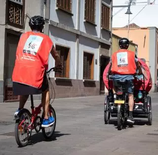 Internos de Tenerife II pasean en bici a vecinos mayores por el casco histórico