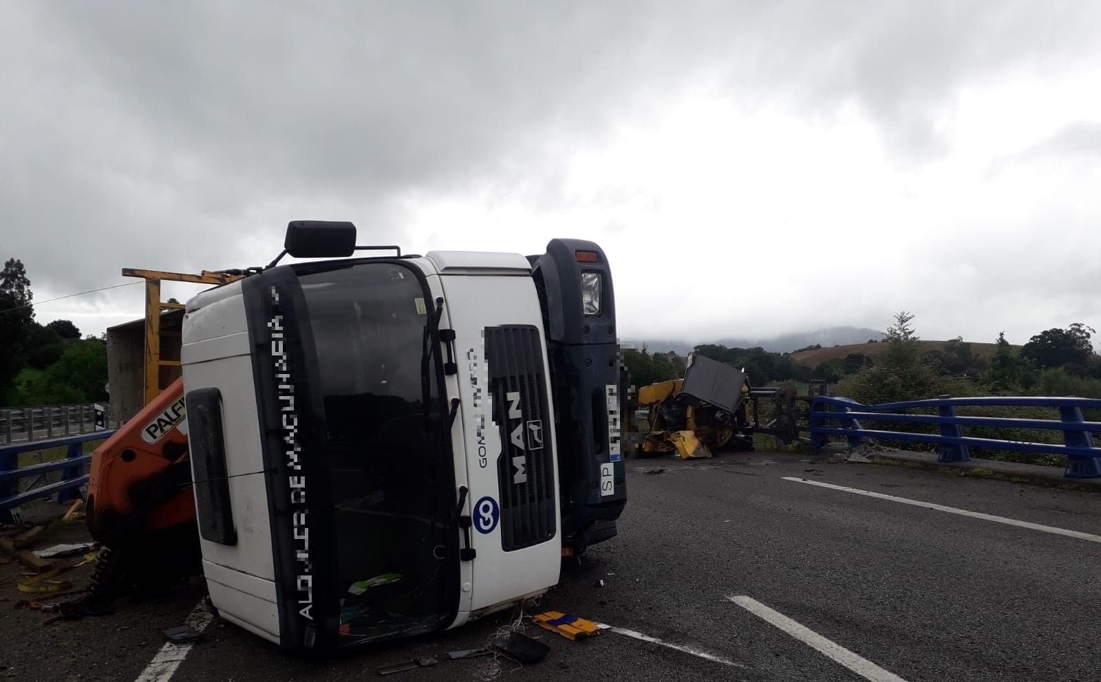 EN IMÁGENES: Así ha sido el vuelco de un camión en la Autovía del Cantábrico