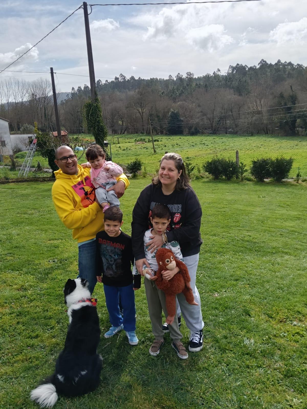 Erwin Ramsse Canozo Martínez y Erika Hermo Blanco, con sus hijos, la pequeña Mimi, Lolo y Tato, junto a la perra de la familia, Lolita Macarena.