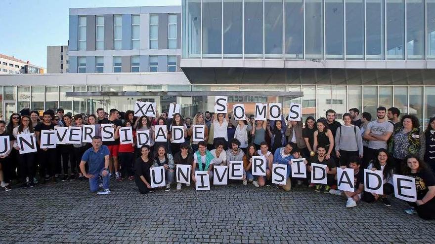 Alumnos y profesores de la ESAD, en Vigo, durante la concentración para solicitar su adscripción a la Universidad de Vigo. // Marta G. Brea