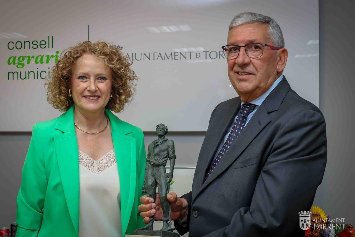 Recogida del premio a Caixa Rural de Torrent
