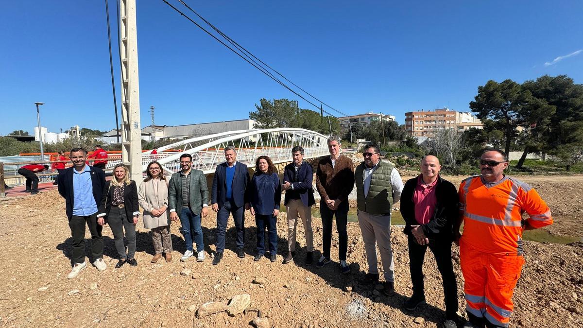 El conseller y el alcalde junto a la pasarela de la CV-50.