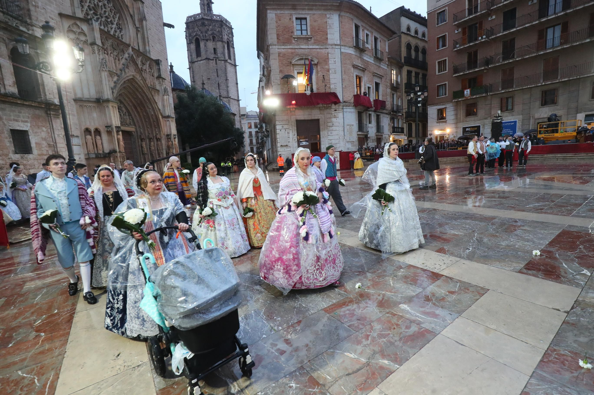 Búscate en el primer día de ofrenda por la calle de la Paz (entre las 18:00 a las 19:00 horas)