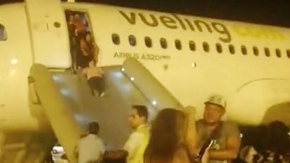 Un avión aterriza de urgencia en El Prat por humo en la cabina