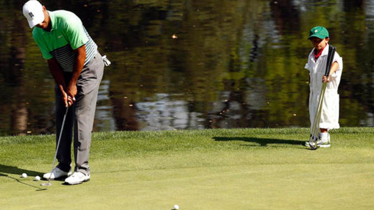 Charlie Woods observa a su padre en el Masters de Augusta