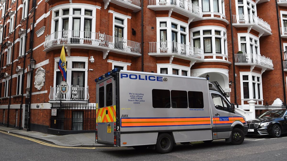 Pedraz abre juicio oral al acusado de espiar a Assange en la embajada de Ecuador en Londres