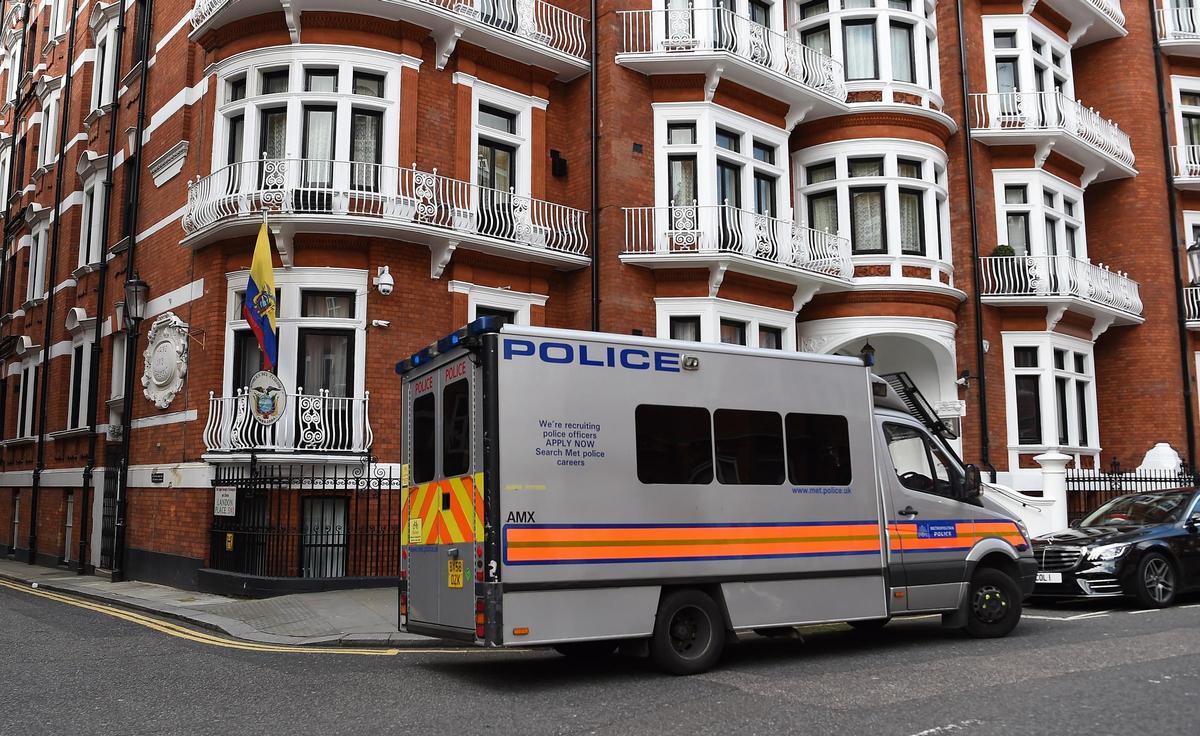 Un furgón policial, junto a la embajada de Ecuador en Londres, en una imagen de archivo.
