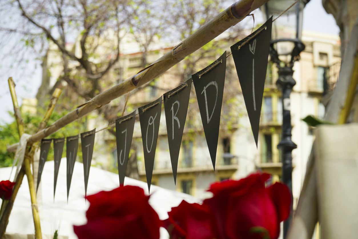 La rosa roja es, junto a los libros, la protagonista de Sant Jordi.