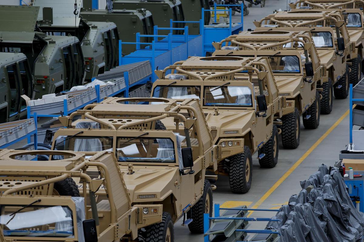 España aumenta su gasto militar un 50 % y supera el 2 % del PIB después de dos décadas.