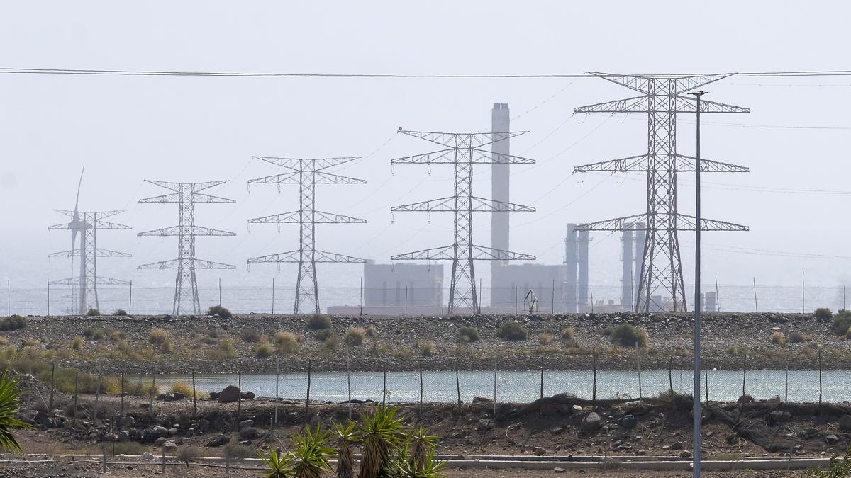 Aerogeneradores y apoyos de transporte junto a la central de generación térmica de electricidad de Juan Grande.