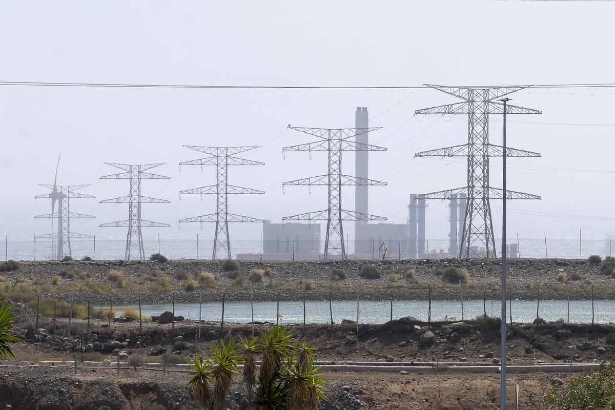Aerogeneradores y apoyos de transporte junto a la central de generación térmica de electricidad de Juan Grande.