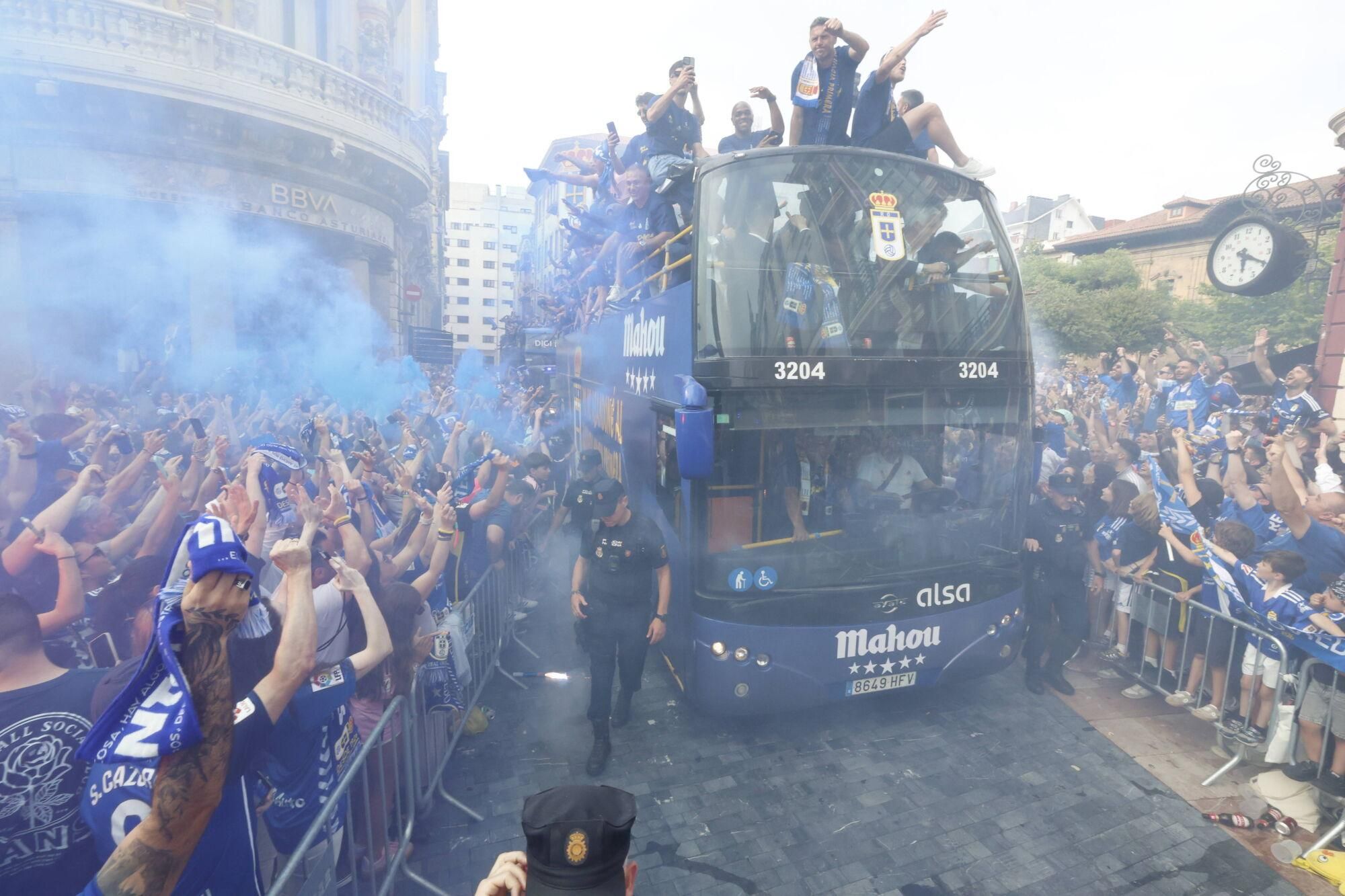 Locura azul en las calles de Oviedo para celebrar el ascenso del equipo a Primera División