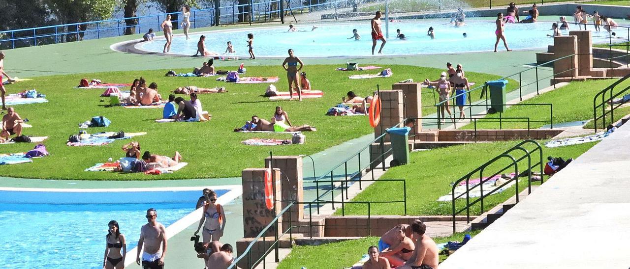 Piscinas de Oira, ayer por la tarde. |   // FERNANDO CASANOVA