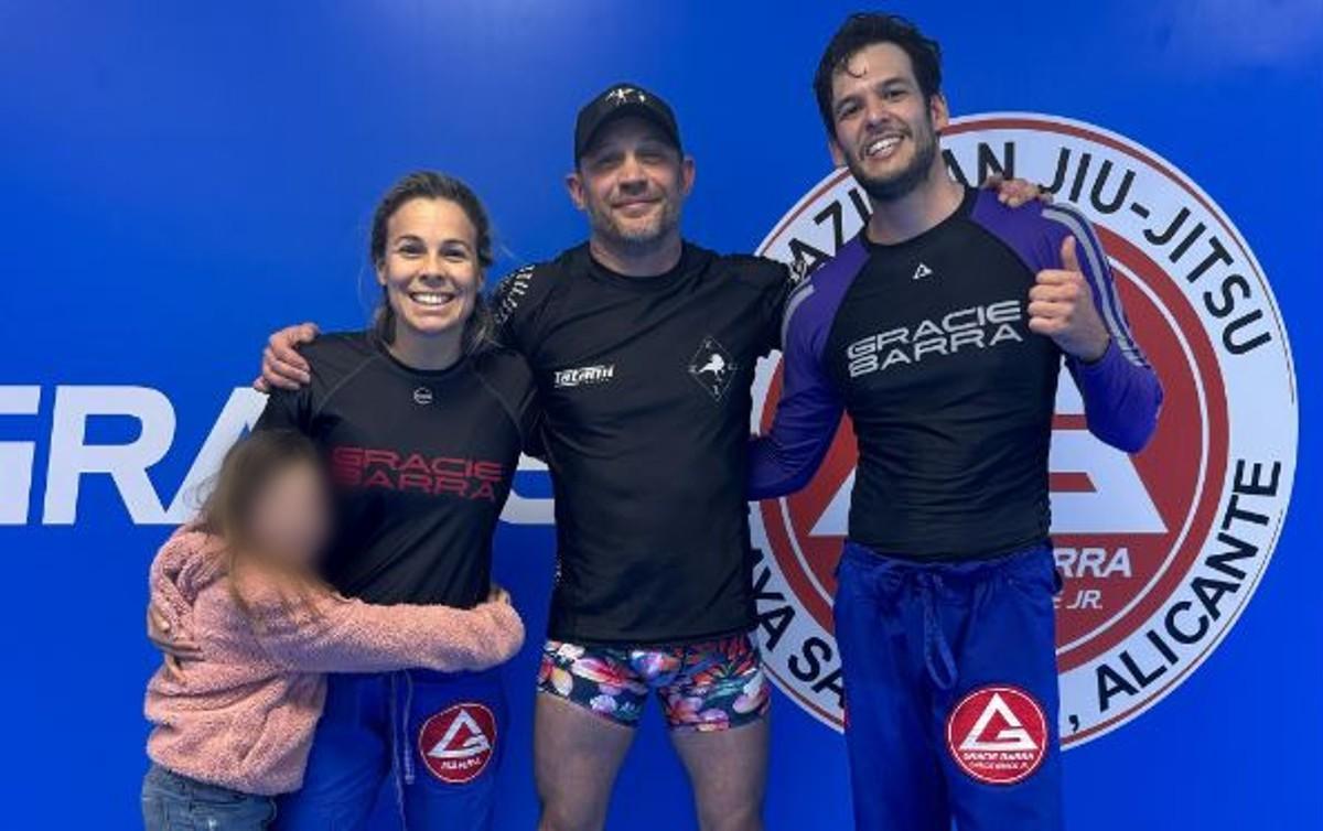 Tom Hardy posa con dos alumnos del gimnasio alicantino