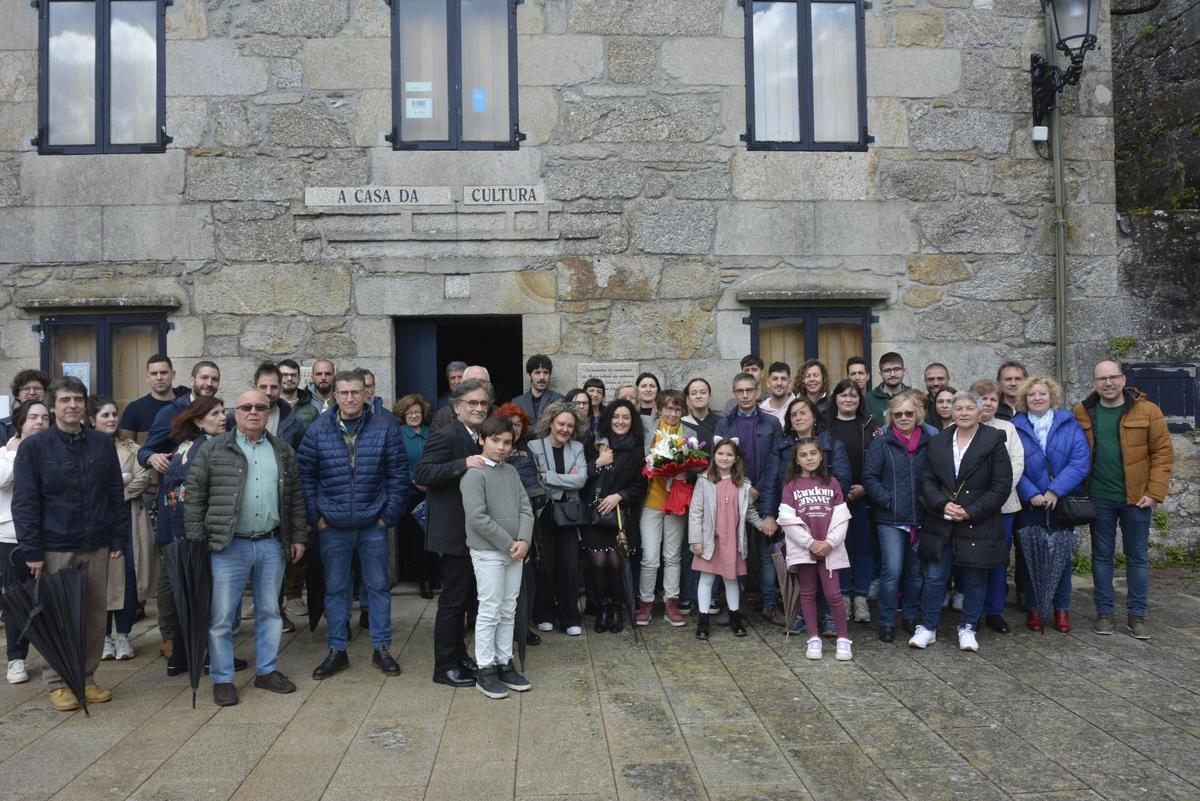 Foto de familia na Baña polo recoñecemento a Chus Álvarez co galardón García Ramos