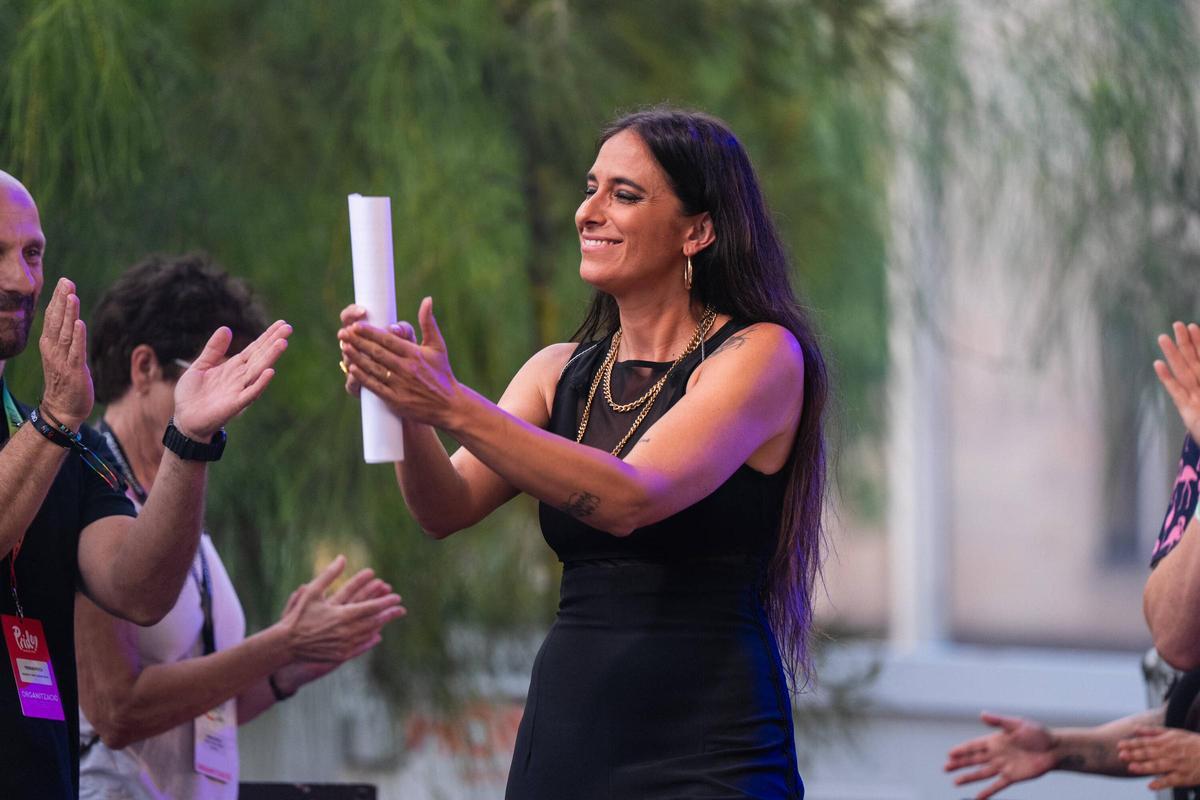María Peláe, hace el pregón del Pride en la plaza Universitat