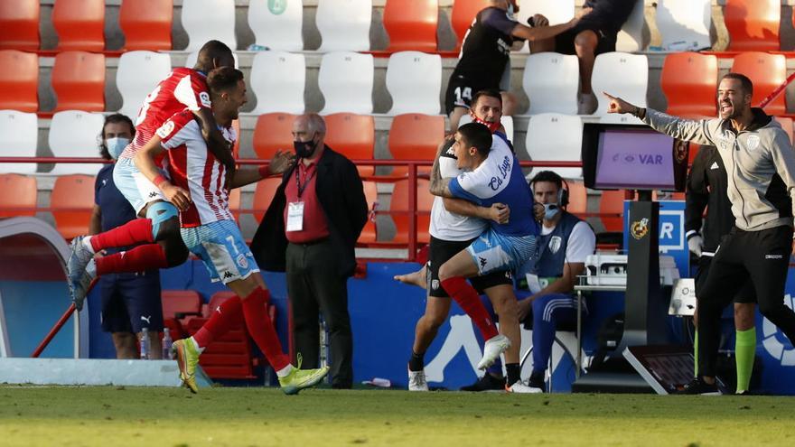 Cristian Herrera i els seus companys celebrant amb eufòria el 2-2 en la darrera acció del partit