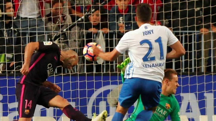 Mascherano y Ter Stegen no pueden evitar el gol de Jony, el segundo del Málaga.