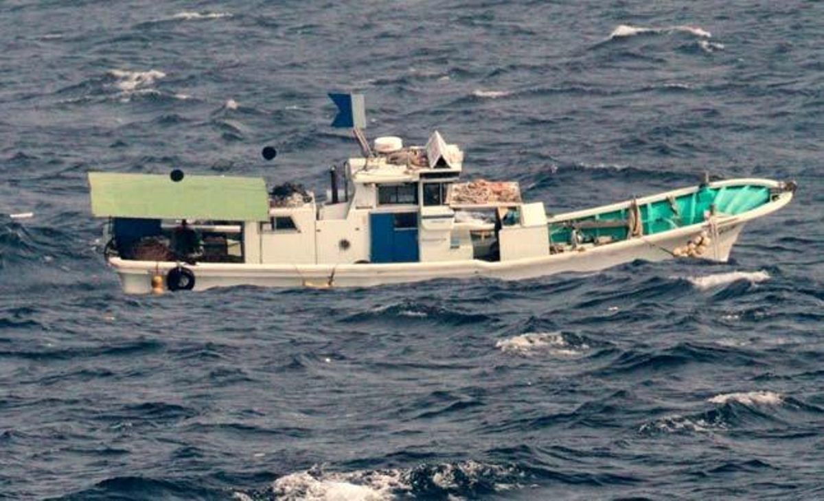 Un vaixell navega a la deriva a l’Oceà Pacífic davant la prefectura de Miyagi com a conseqüència del terratrèmol i el tsunami que han sacsejat el Japó.