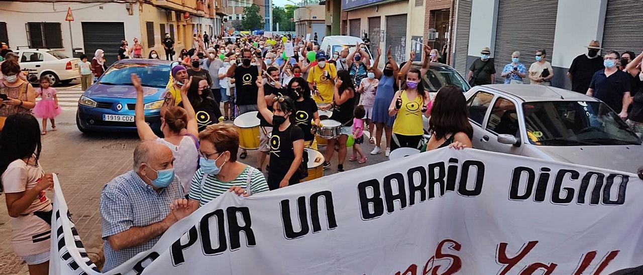 Manifestación de los vecinos y vecinas del barrio de Orriols.  | LEVANTE-EMV