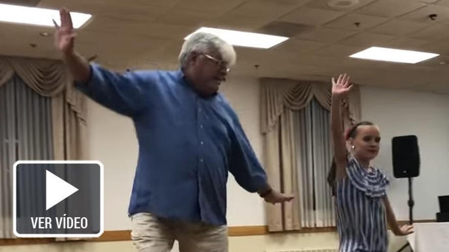 Un momento del baile entre abuelo y nieta.