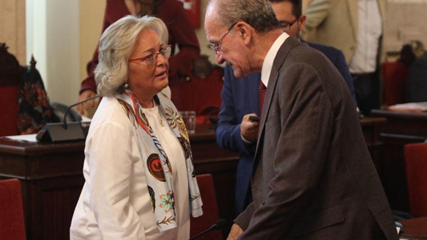 Teresa Porras y Francisco de la Torre en el Ayuntamiento de Málaga.