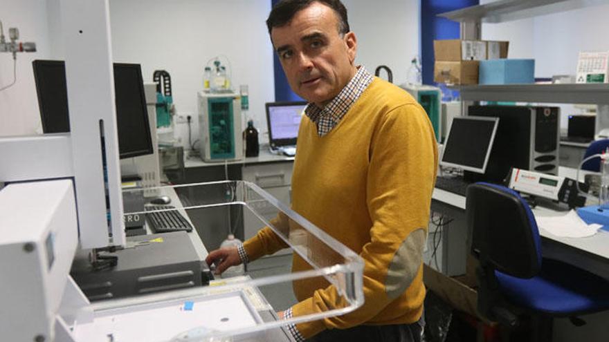 Bartolomé Andreo, en el laboratorio del Centro de Hidrogeología de la UMA.
arciniega