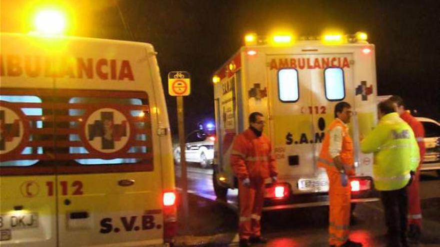 Dos ambulancias asisten un accidente, en una imagen de archivo.