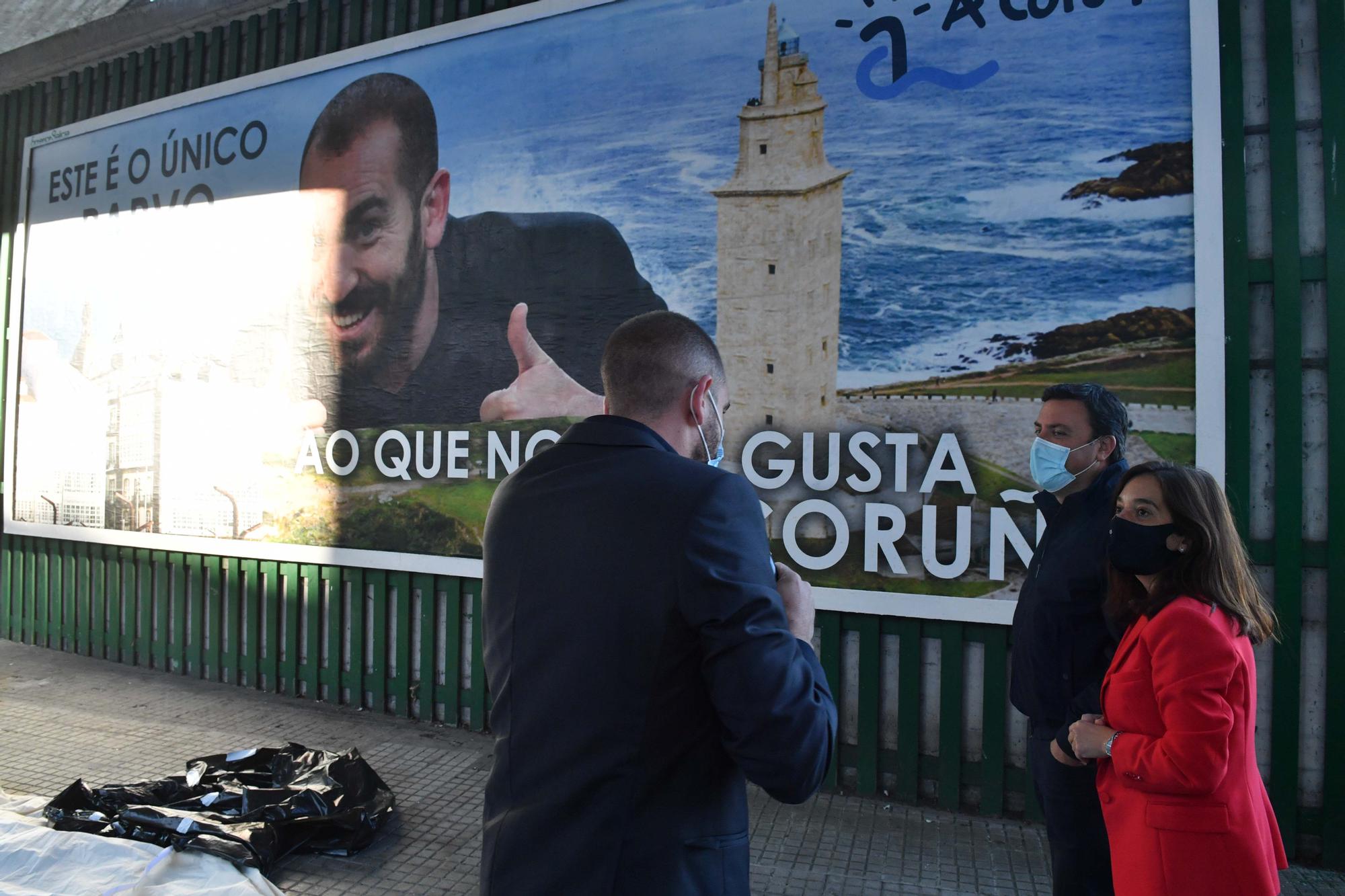 Jorge Ponce inaugura en A Coruña la valla que le convierte en 'el único tonto al que no le gusta A Coruña'