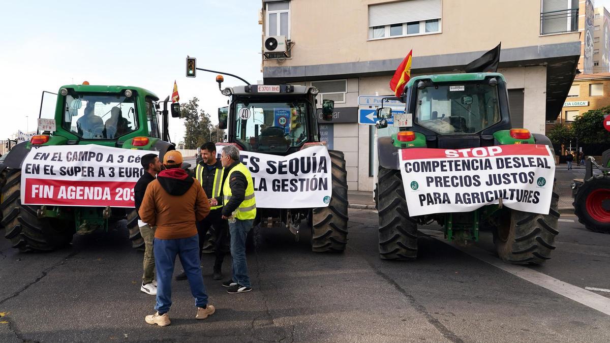 Manifestación de agricultores con tractores celebrada en el Muelle Heredia de Málaga la semana pasada.