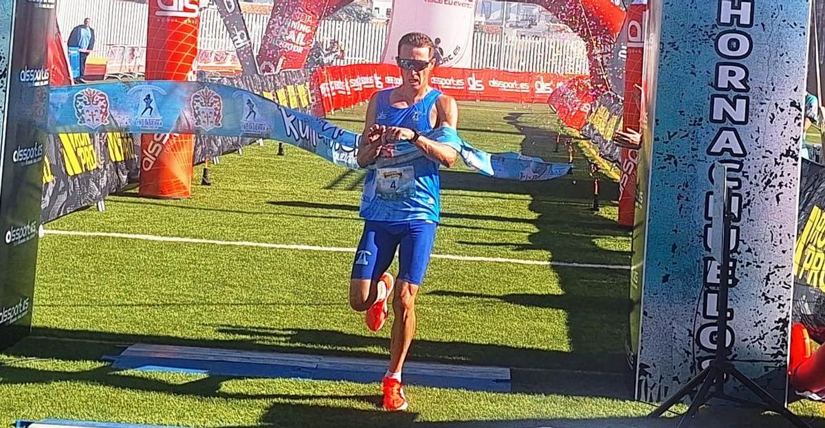 Sergio Ortiz entra vencedor en la meta de la CP Ruta de la Miel.