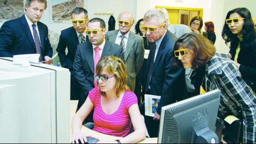 Los integrantes de la delegación examinan, con unas gafas especiales, programas cartográficos en tres dimensiones en la sede de la firma Venturo.