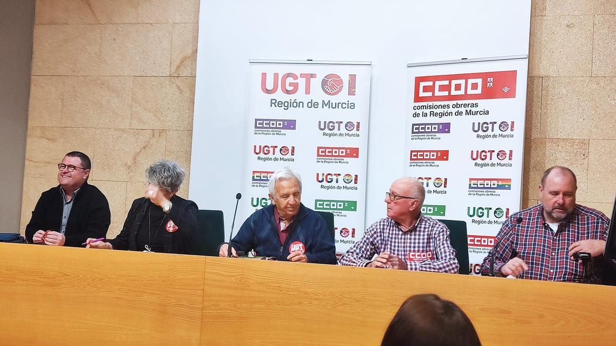 Representantes sindicales de CCOO y UGT, este viernes en el salón Abogados de Atocha