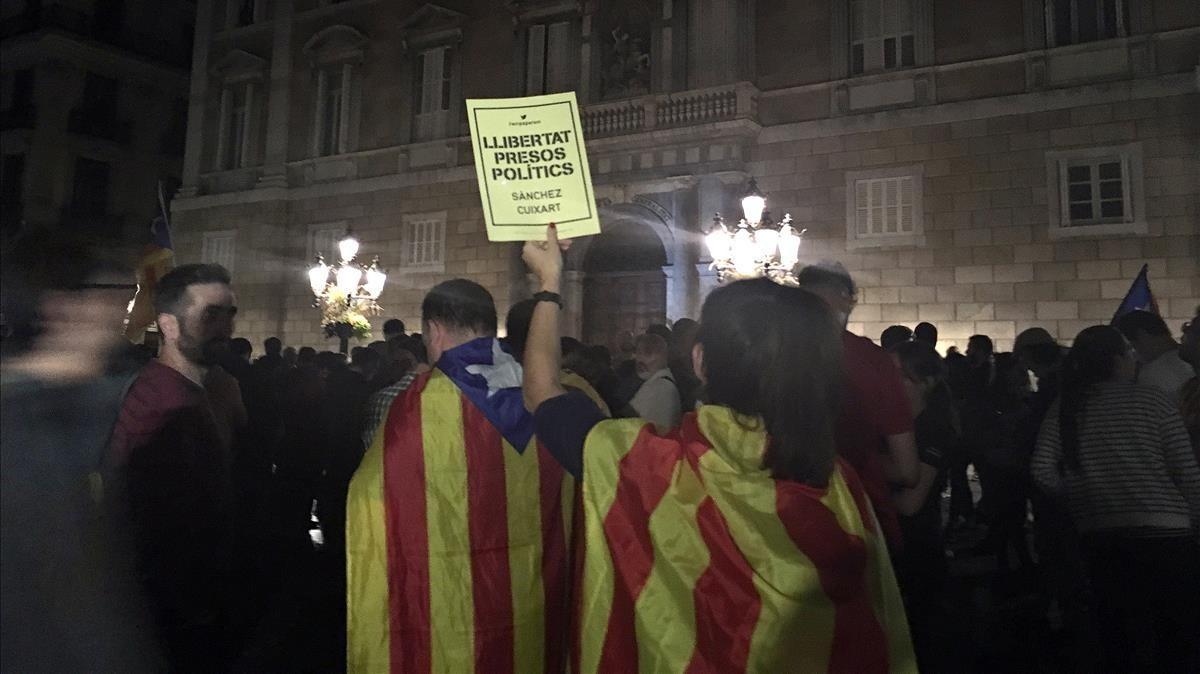 Concentración en la plaça Sant Jaume en protesta por el encarcelamiento de Jordi Sànchez y Jordi Cuixart.