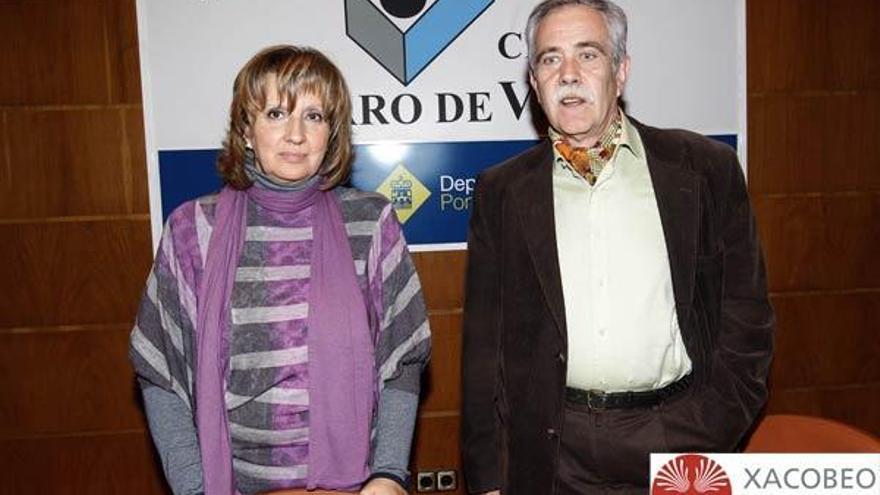 Antonio Pérez Henares y su presentadora, la profesora de Historia Balbina Pérez Martull.  // Ricardo Grobas