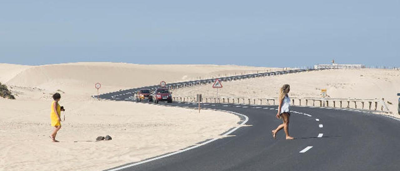 Imagen de la carretera que atraviesa el Parque Natural Dunas de Corralejo.