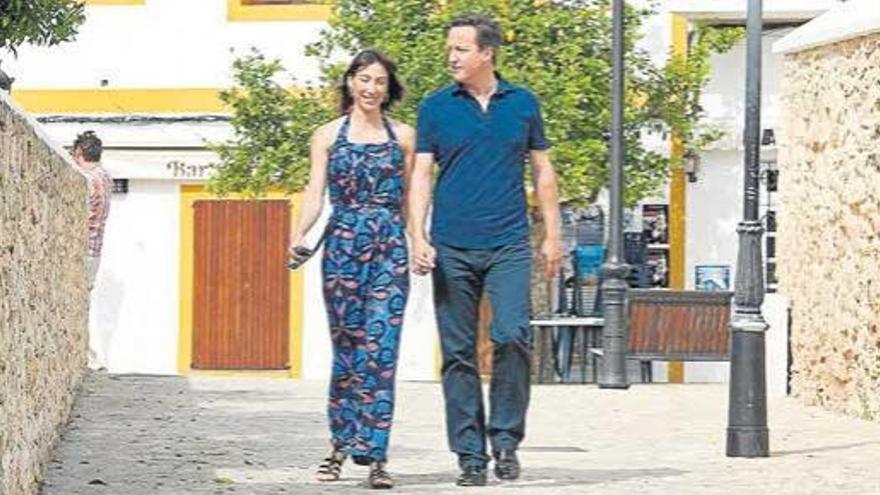 David y Samantha Cameron pasean por un pueblo ibicenco.