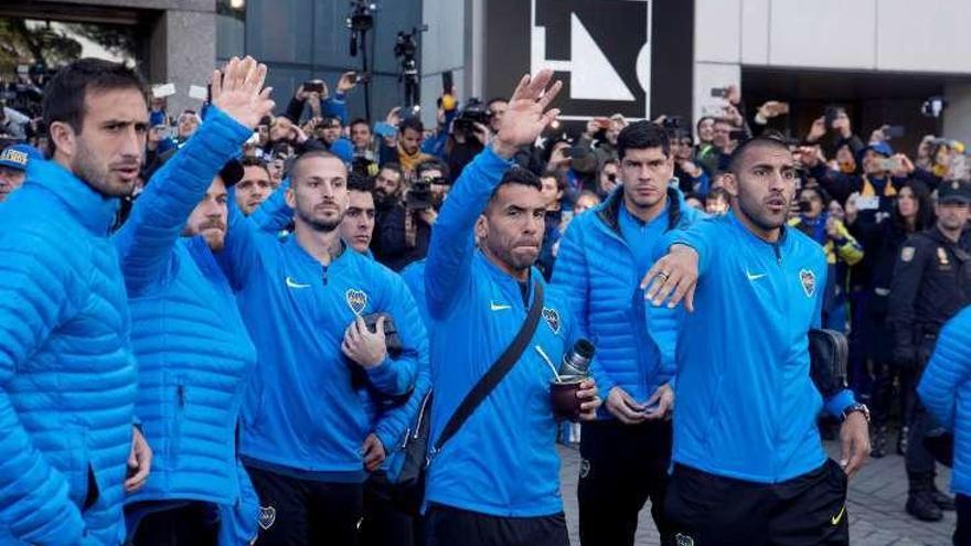 Los jugadores de Boca Juniors saludan a los hinchas en el hotel. // Efe