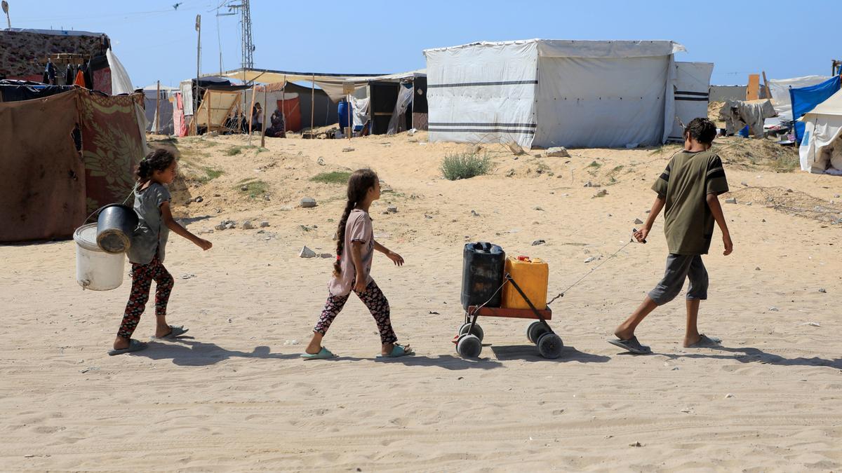 Niños palestinos desplazados en la Franja de Gaza