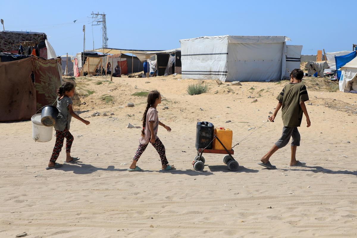 Niños palestinos desplazados en la Franja de Gaza